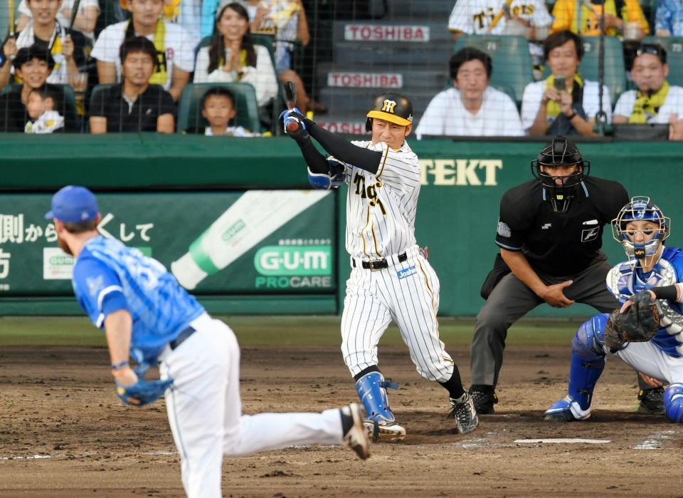 ９回阪神１死一・二塁、代打阪神・鳥谷は右前打を放つ＝甲子園（撮影・山口登）