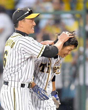 　延長１０回、サヨナラ打を放ち金本監督（左）に祝福される島田