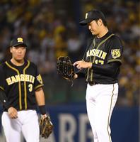 　１回、ヤクルト打戦につかまり、うつむく岩貞（撮影・金田祐二）