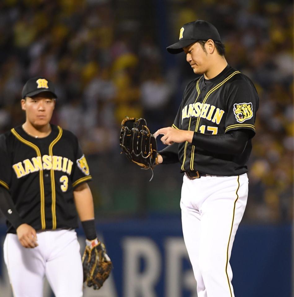 　１回、ヤクルト打戦につかまり、うつむく岩貞（撮影・金田祐二）