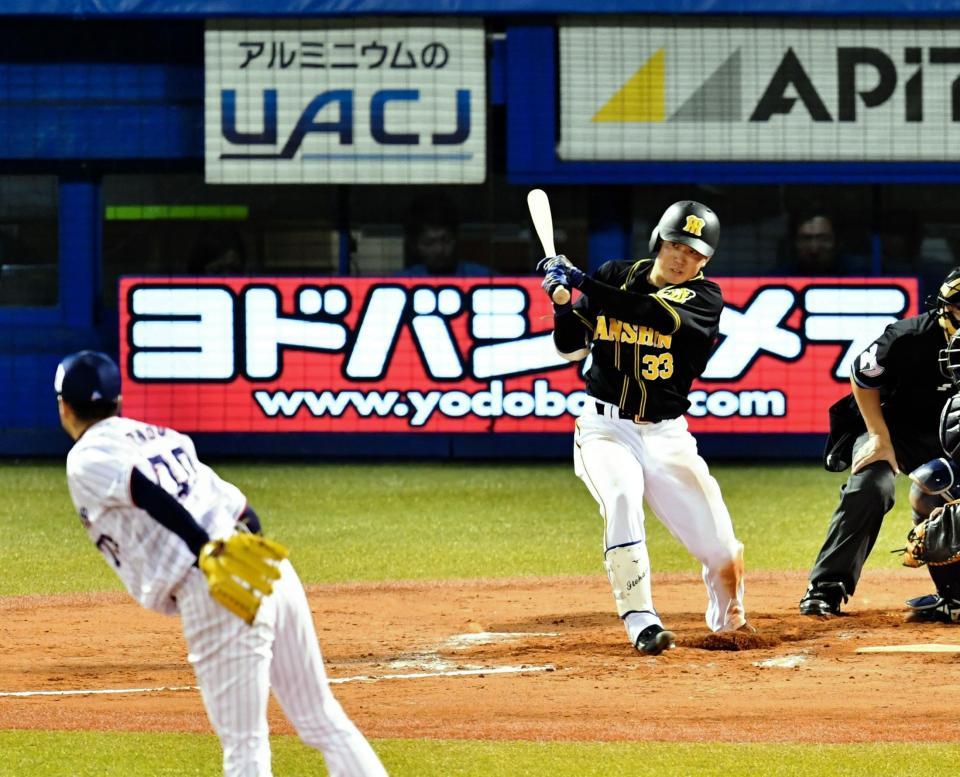 　８回、右前打を放つ糸原（撮影・西岡正）