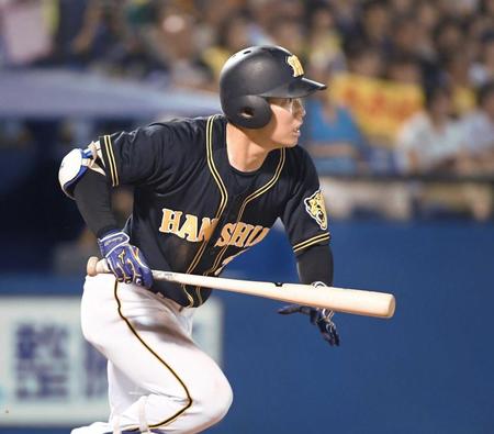 　６回、右前打を放つ糸原