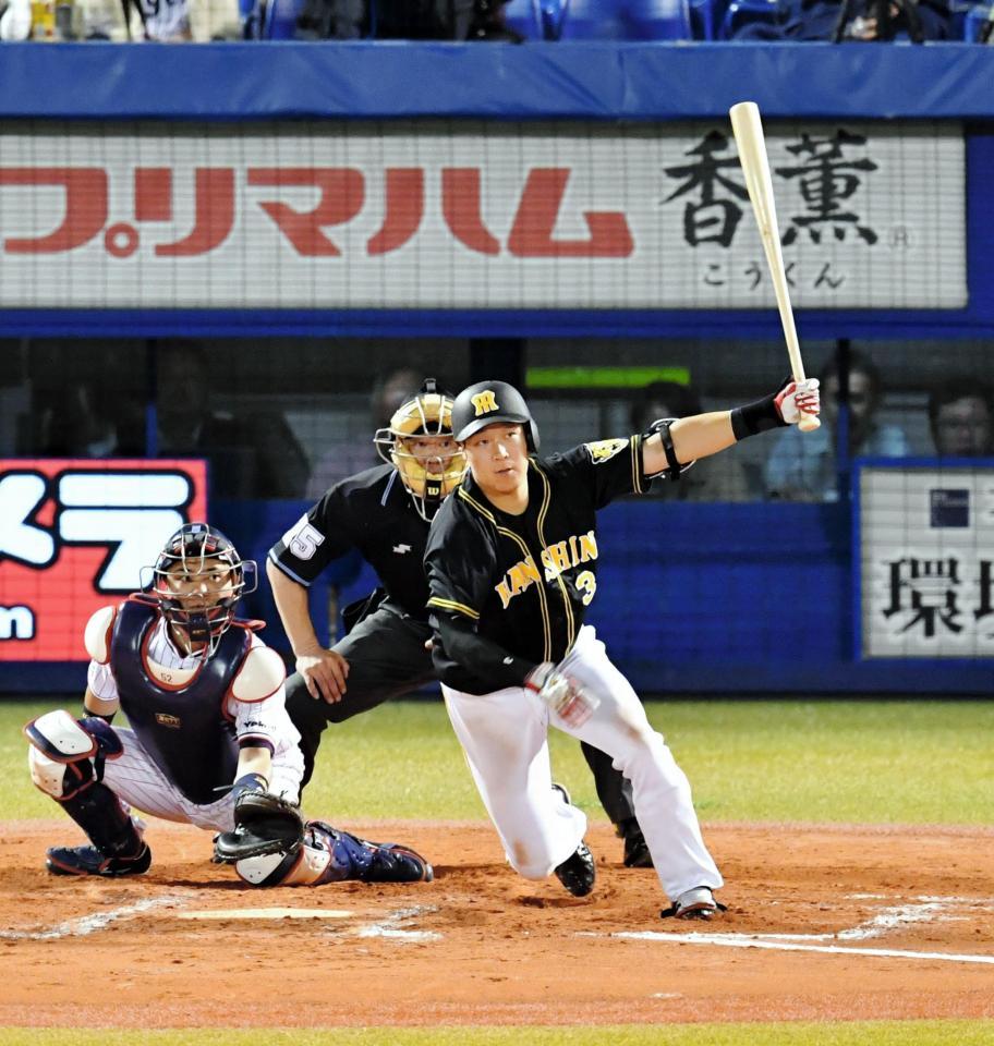 ８回、二塁、左前適時打を放つ大山