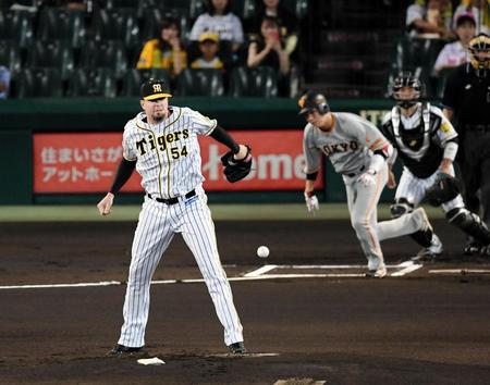１回、メッセンジャーは坂本勇を遊ゴロに打ち取る