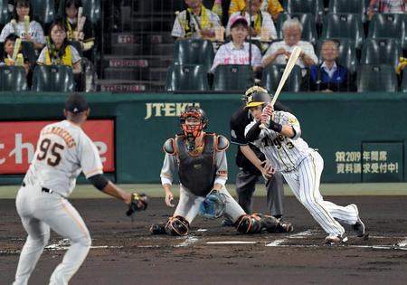１回、大山の二塁ゴロで先制する（投手・メルセデス、捕手・小林