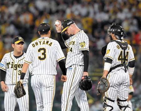 ３回、巨人打線に打ち込まれ、マウンドに集まるメッセンジャー（中央）