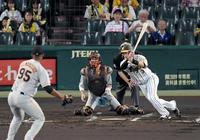 １回、大山の二塁ゴロで先制する（投手・メルセデス、捕手・小林