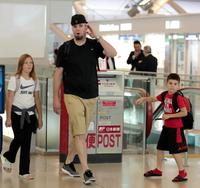 子供たちと搭乗ゲートに向かうメッセンジャー（撮影・坂部計介）