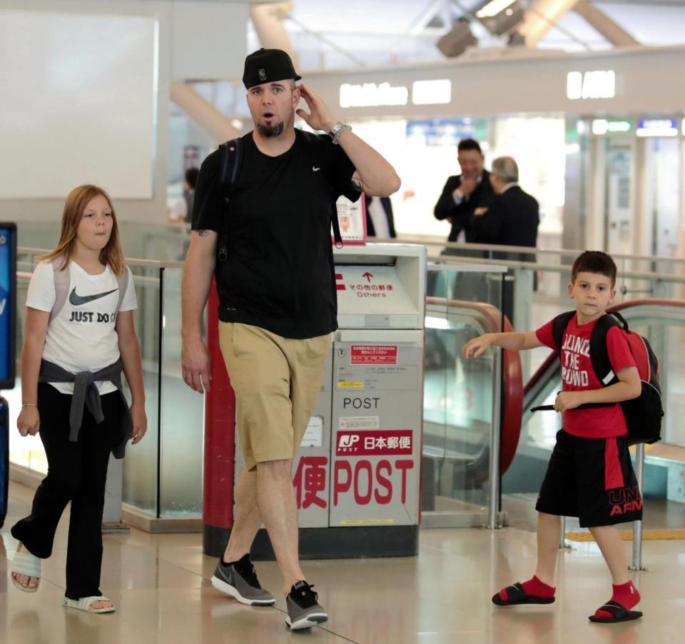 子供たちと搭乗ゲートに向かうメッセンジャー（撮影・坂部計介）