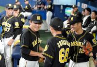 　６回、久々の登板で好投した高橋聡（中央左）はナインに迎えられる（撮影・田中太一）