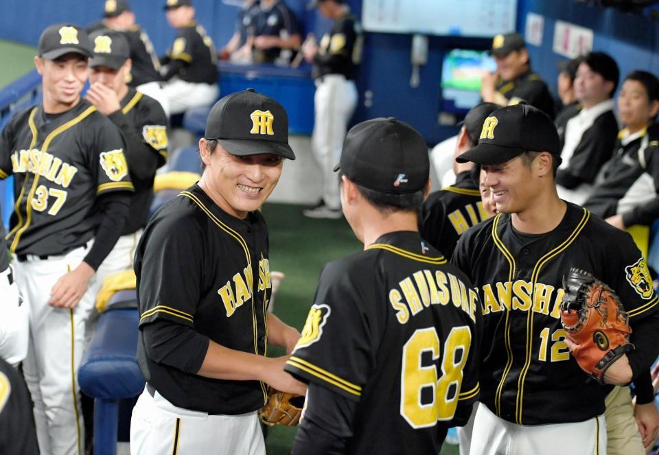 　６回、久々の登板で好投した高橋聡（中央左）はナインに迎えられる（撮影・田中太一）