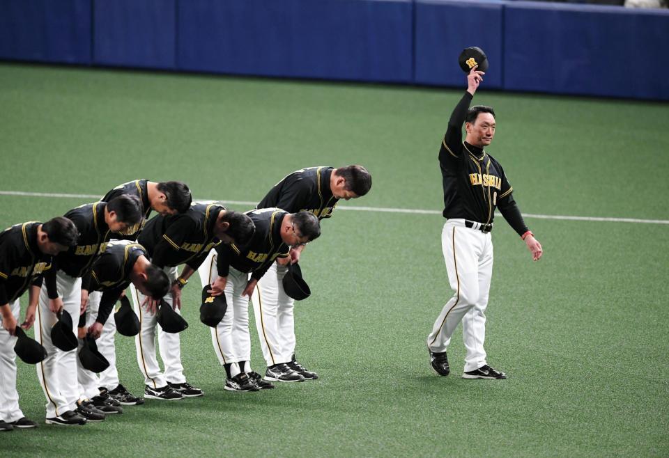 　試合を終え、レフトスタンドのファンにあいさつする金本監督（右端）ら阪神ナイン（撮影・山口登）