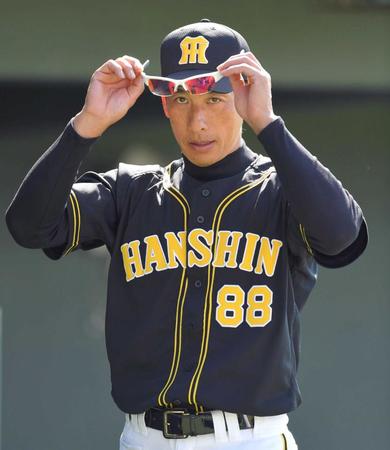 　サングラスを手に前を見据える矢野２軍監督（撮影・北村雅宏）