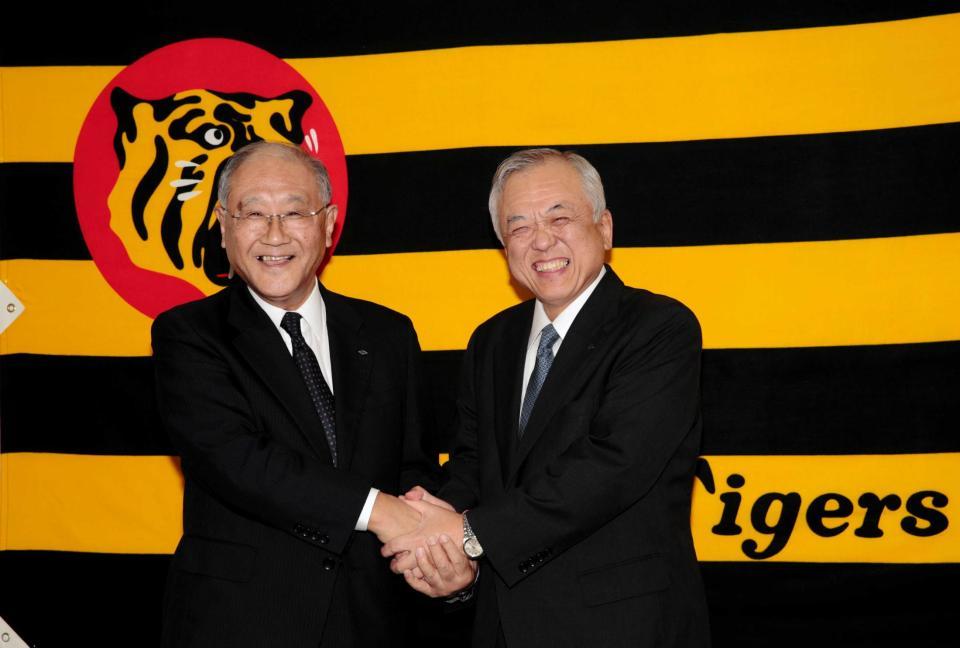 　笑顔で握手を交わす坂井オーナー（左）と藤原次期オーナー