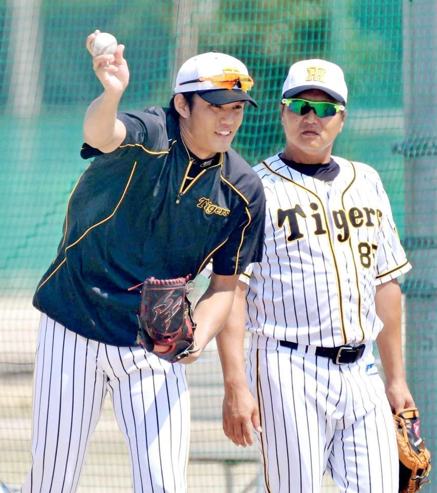 　今季２軍で藤浪（左）にアドバイスを送り続けた福原コーチ