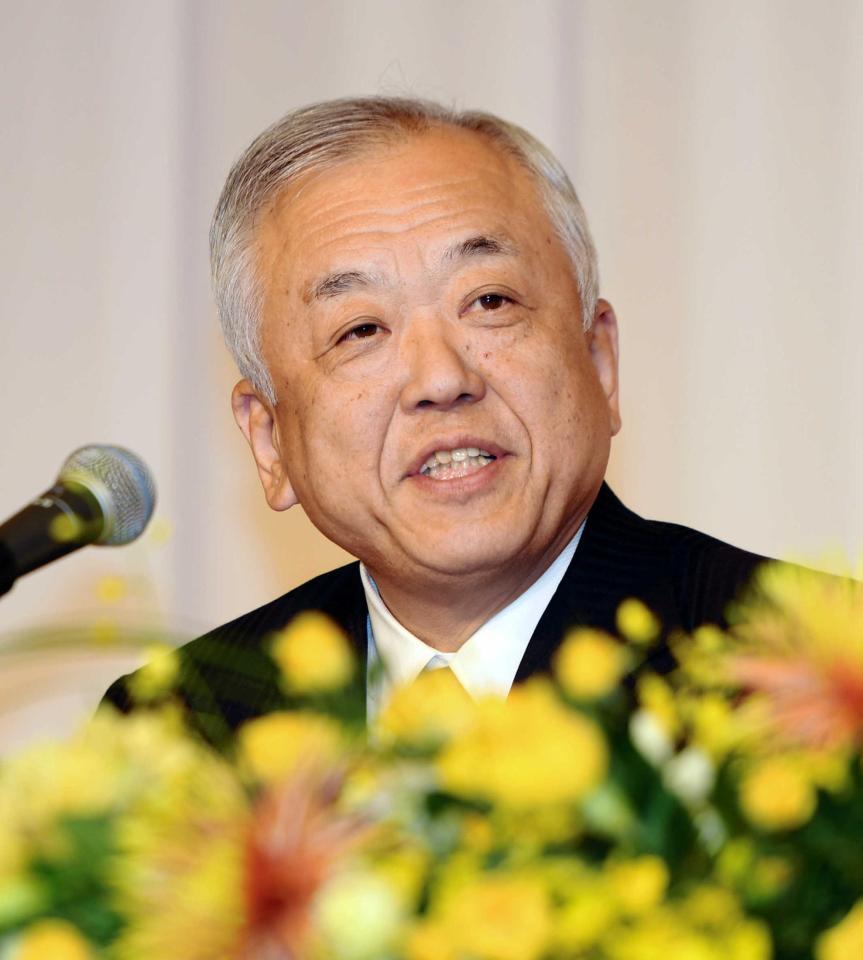 　報道陣の質問に答える藤原次期オーナー（撮影・山口登）