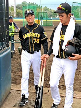 　試合を終えて引き揚げる平田２軍監督（左）