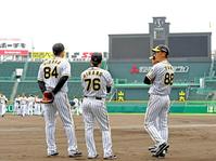 　（左から）日高コーチ、平野コーチらと練習を見守る