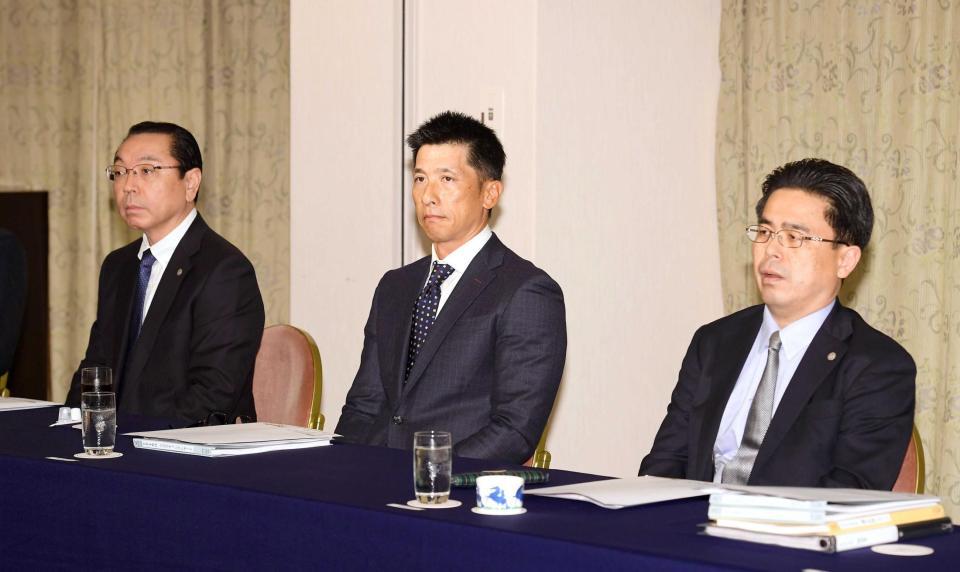 　ドラフト前日の会議に臨む矢野監督。左は揚塩球団社長