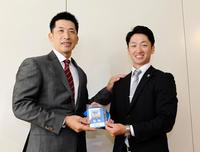 　矢野監督（左）からドラフト会議で使用したサイン入りのＩＤパスを手渡され笑顔を見せる大阪ガス・近本（撮影・田中太一）