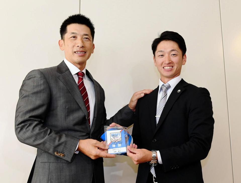 　矢野監督（左）からドラフト会議で使用したサイン入りのＩＤパスを手渡され笑顔を見せる大阪ガス・近本（撮影・田中太一）