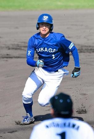 　２回、松谷の遊ゴロの間に三塁に進む近本（撮影・高部洋祐）