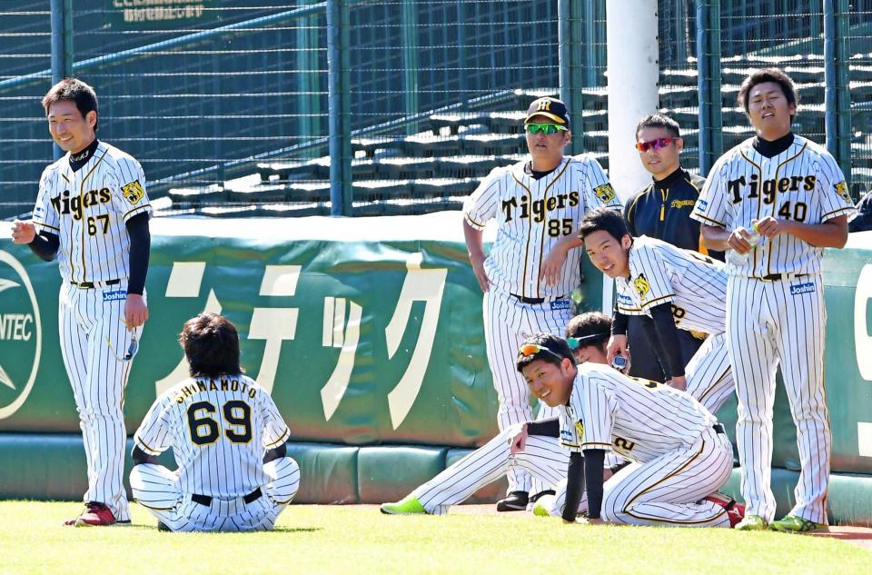 　ランニングで疲れ果てた（左から）岩崎、島本、（右から）福永、小野、伊藤和ら投手陣を見守る福原コーチ（８５）