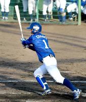 　８回、右前打を放つ大阪ガス・近本