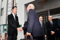 阪神の佐野仙好統括スカウトから挨拶を受ける阪神２巡目の小幡竜平＝延岡学園高等学校（撮影・持木克友）