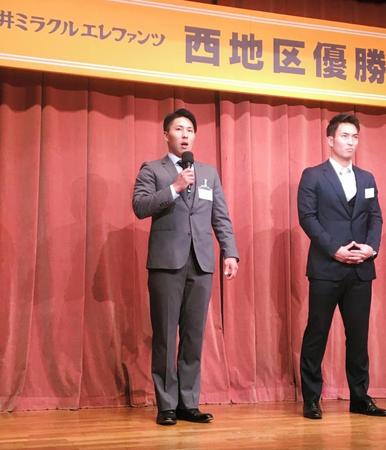 壇上でプロ入りへの決意を述べる片山