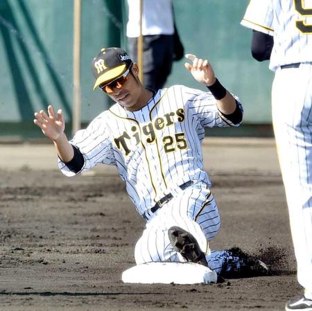 　ベースランニングで二塁へ滑り込む江越（撮影・田中太一）