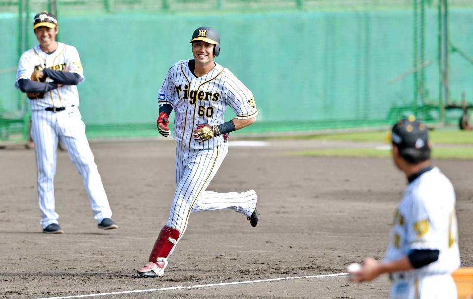 　３イニングバッティングで、打撃投手（手前右）から３ランを放ち、笑顔で本塁へ走る中谷