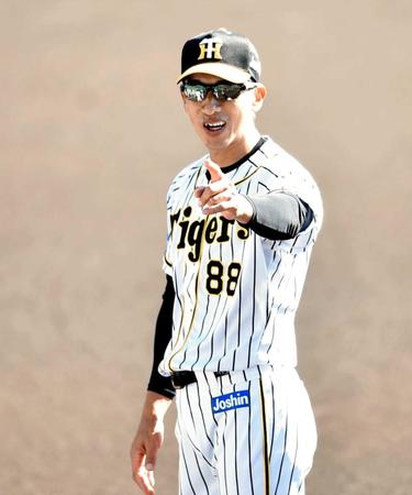 　打撃練習中、笑顔で選手に話しかける矢野監督