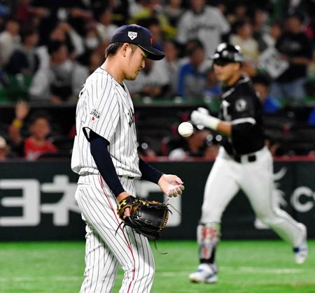 　５回、台湾代表・藍寅倫（右）に左越え３点本塁打を打たれた日本代表・岩貞（撮影・持木克友）