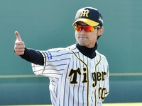 　サムアップポーズをする上本（撮影・佐藤厚）