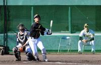 　２回、矢野燿大監督（右）が見守る中、左越えにソロを放つ阪神・原口文仁