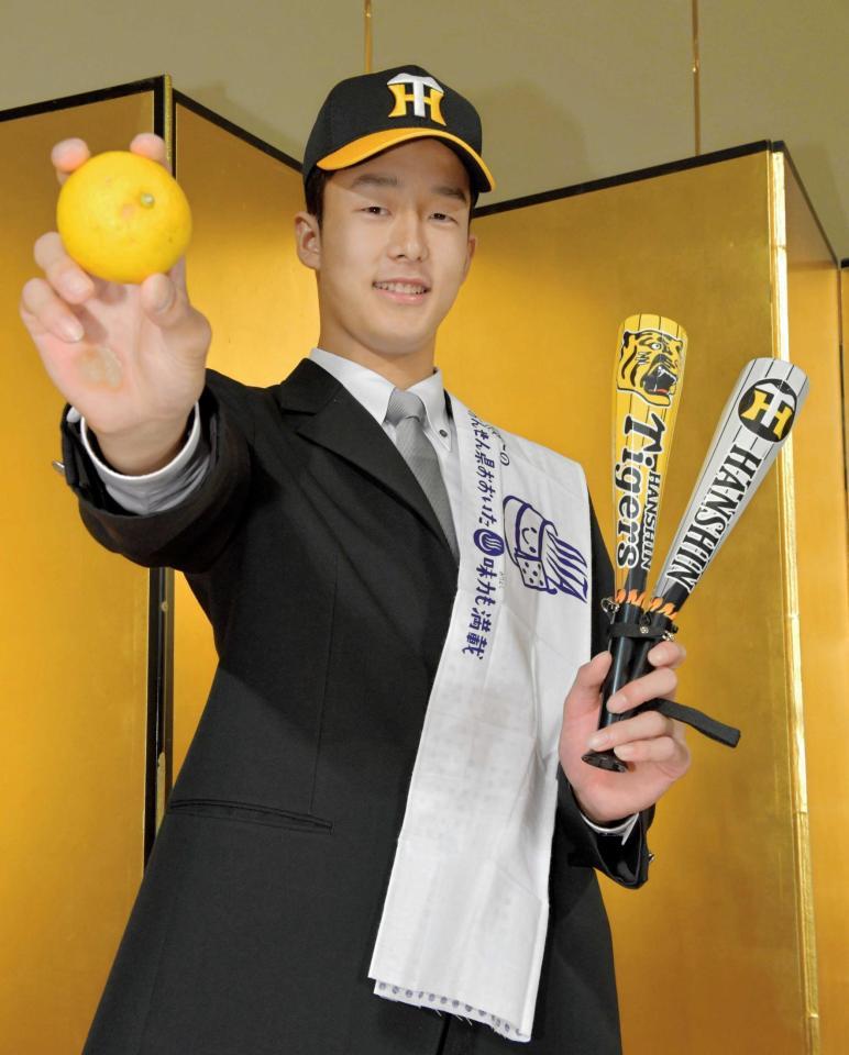 　地元・大分名産のカボスを持ち手ぬぐいを肩にかけて活躍を誓う小幡