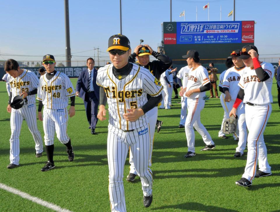 トライアウト前のミーティングを終え、練習へ向かう前阪神・西岡剛（中央）。左から前阪神・西田直斗、今成亮太＝タマホームスタジアム筑後（撮影・吉澤敬太）