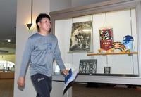 阪神・矢野燿大監督の現役時代のグッズを横目に自室に戻る阪神・馬場皐輔＝芸西村のホテル（撮影・高部洋祐）