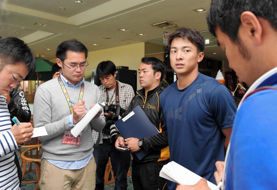 契約更改交渉を終え、取材に応じる阪神・熊谷敬宥＝芸西村のホテル（撮影・高部洋祐）