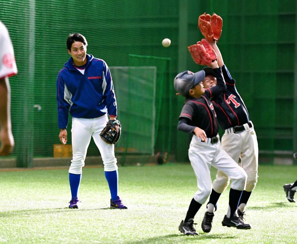 　子供たちのプレーを見守る木浪（左）＝撮影・出月俊成