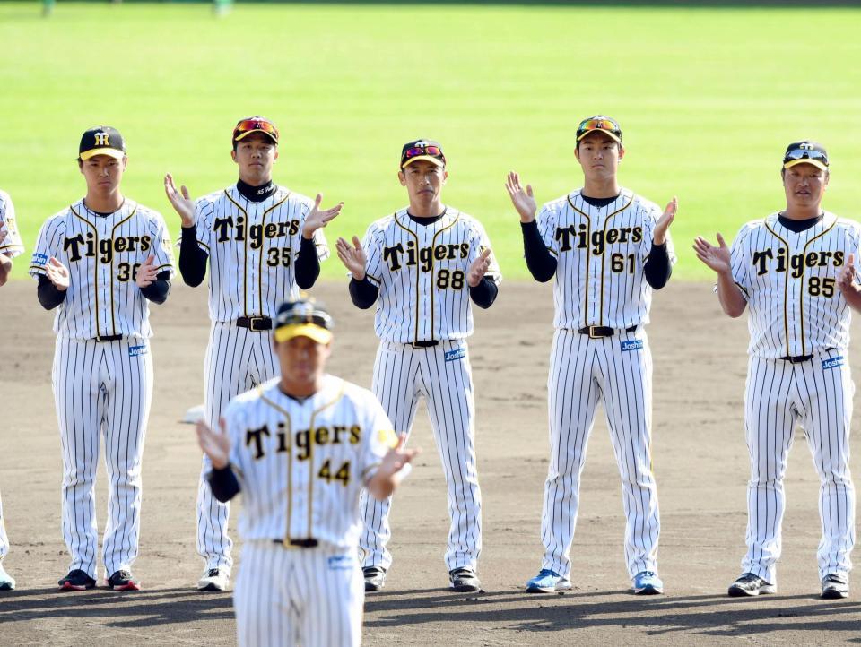 一本締めをする阪神・矢野監督（後方中央）と投手部門でＭＶＰとなった（左から）阪神・浜地、阪神・才木、阪神・望月＝安芸（撮影・田中太一）