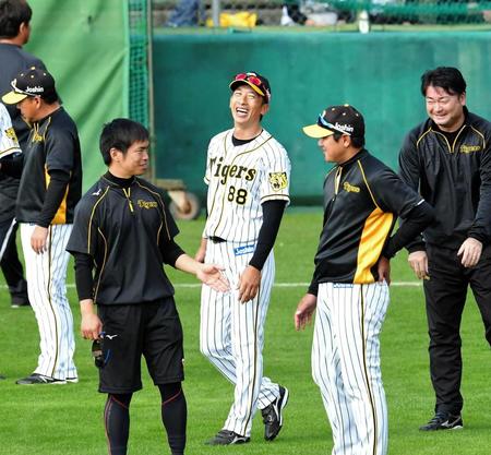 　練習中、笑顔がはじける矢野監督