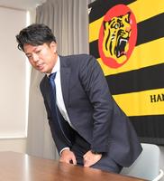 契約更改の会見を終え、席を立つ阪神・小宮山慎二＝西宮市内（撮影・北村雅宏）