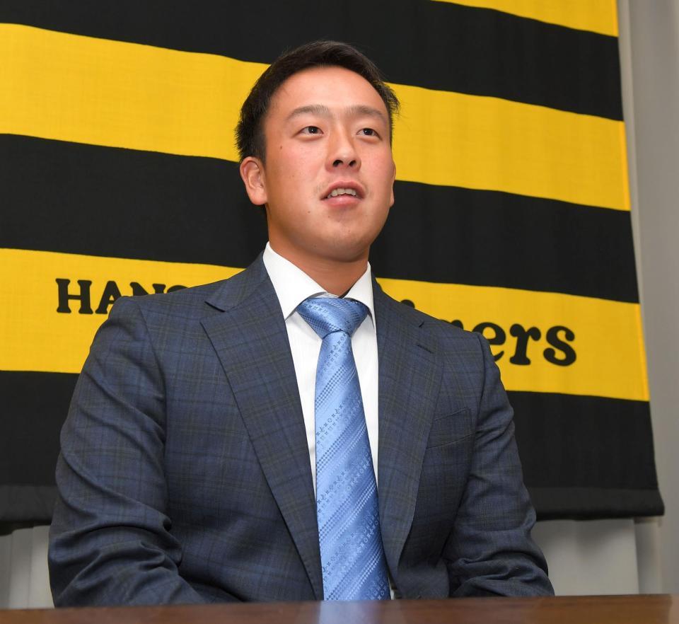 　契約更改交渉を終え会見する谷川（撮影・北村雅宏）