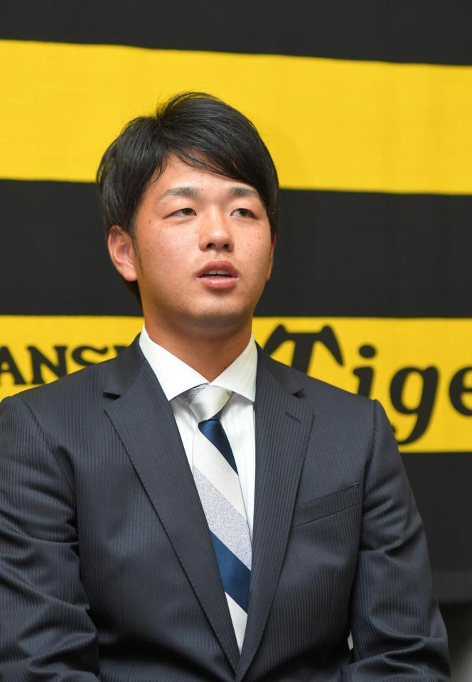 契約更改交渉を終え、会見する阪神・高橋遥人＝西宮市内（撮影・北村雅宏）