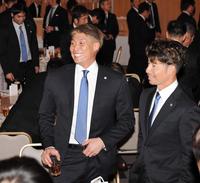 　グラスを手に笑顔を見せる阪神・糸井嘉男（左）と鳥谷敬＝大阪市内のホテル