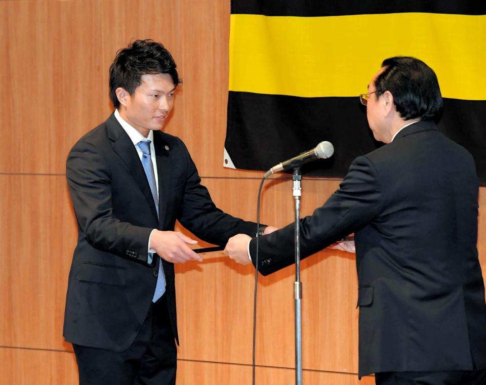 揚塩球団社長（右）から若林忠志賞の表彰を受ける北條（撮影・高部洋祐）