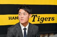 契約更改交渉を終え、会見する阪神・望月惇志＝阪神球団事務所（撮影・高部洋祐）