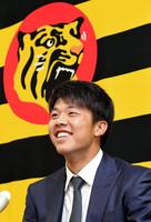 契約更改交渉を終え、笑顔で会見する阪神・才木浩人＝阪神球団事務所（撮影・高部洋祐）